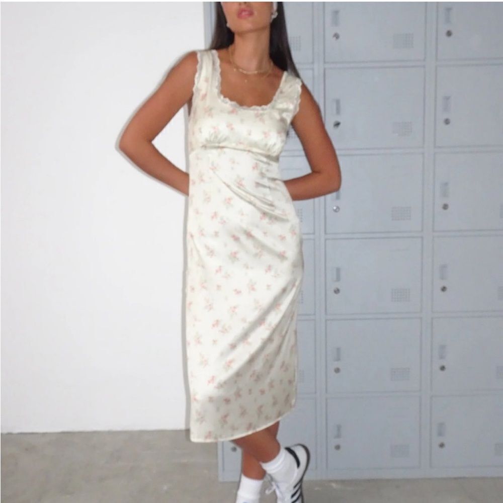 Motel Jinora Midi Dress in Satin Vintage Rose Garland from Motel. NWT XS